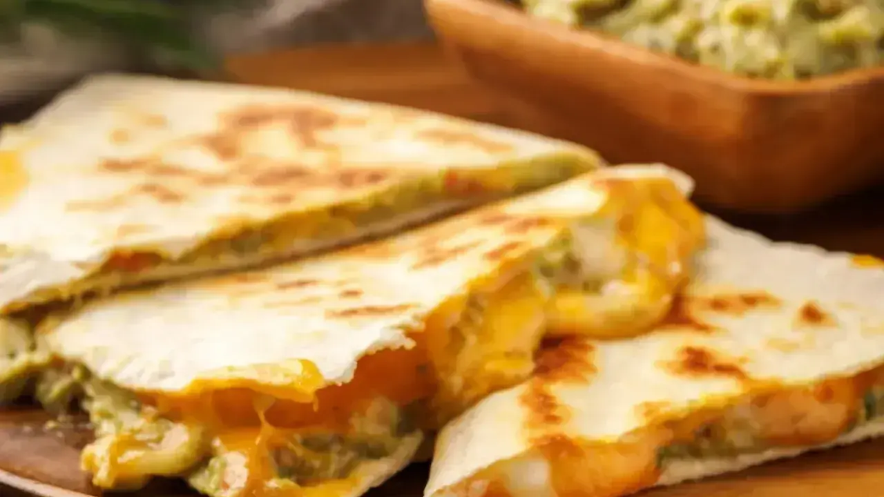 Szybka kolacja z niczego: pyszne quesadillas z roztopionym serem i guacamole. Idealne na szybki posiłek.