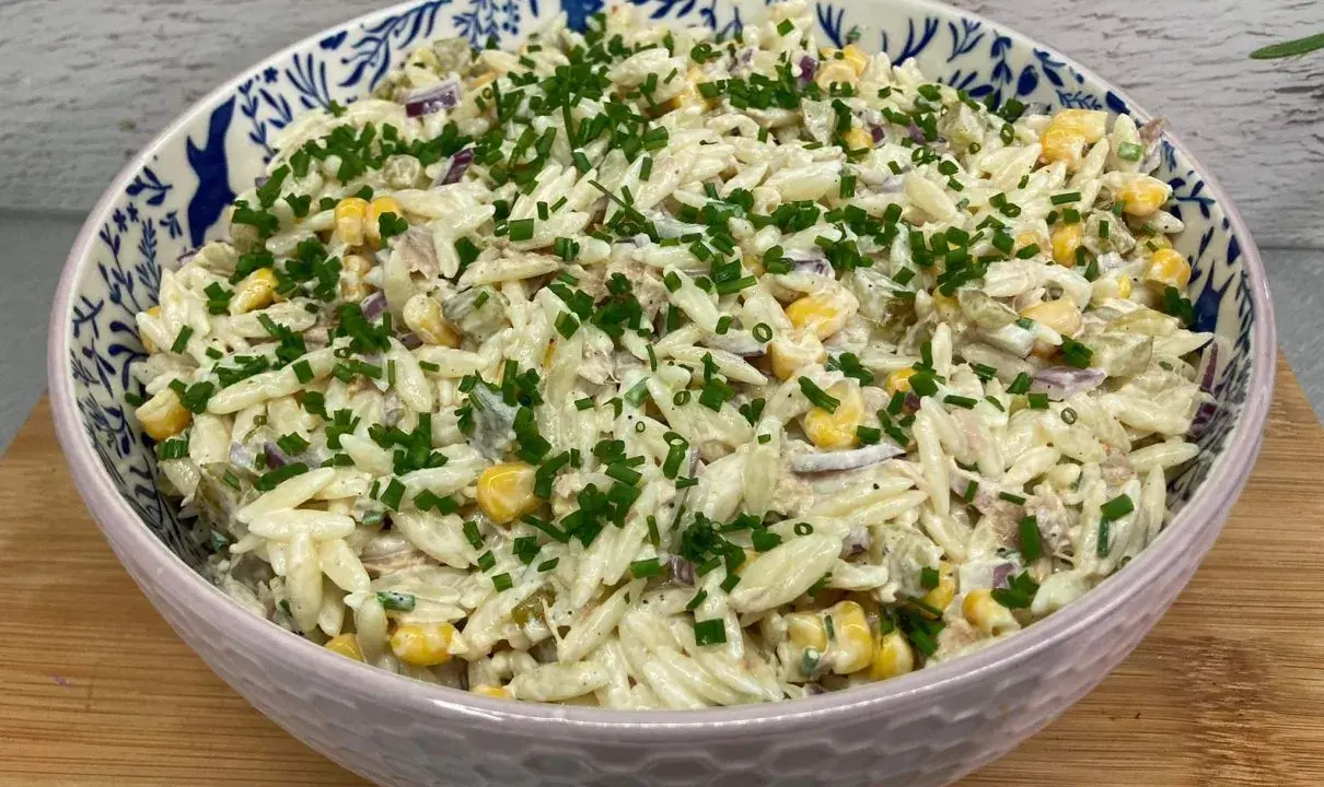 Boska sałatka z tuńczykiem i makaronem orzo, kukurydzą i szczypiorkiem. Idealna na szybki obiad.