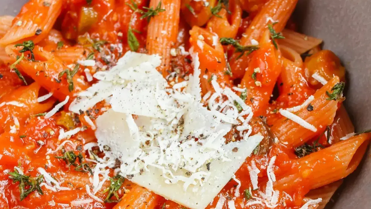 Penne w sosie pomidorowym z parmezanem i ziołami. Szybki obiad, jeden z 1000 pomysłów na obiad w 15 minut.