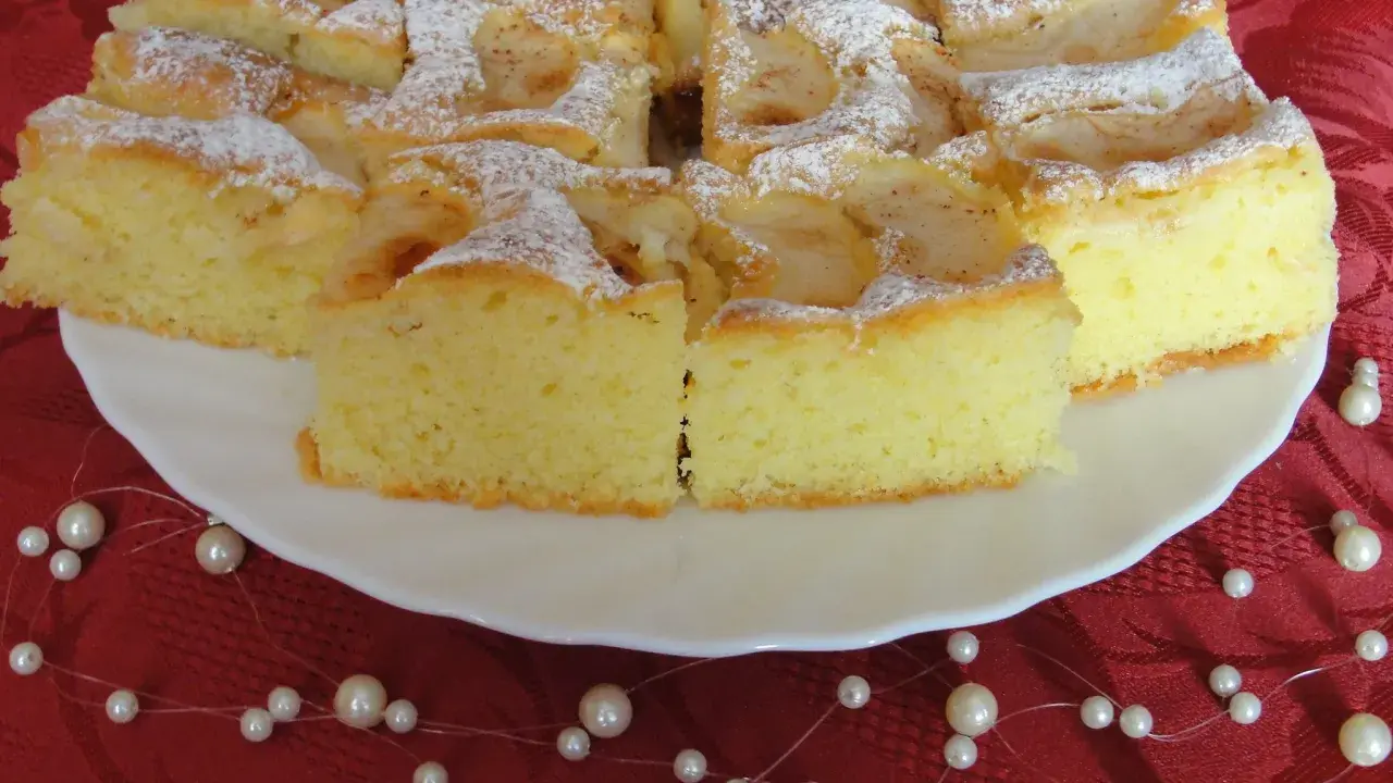 Pyszne ciasto jabłkowe, idealne na deser. Ten przepis na ciasto jest prosty i szybki.