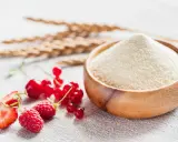 Miseczka z semoliną, obok świeże maliny, truskawki i porzeczki. Semolina co to? To mąka z pszenicy durum, idealna do deserów i makaronów.