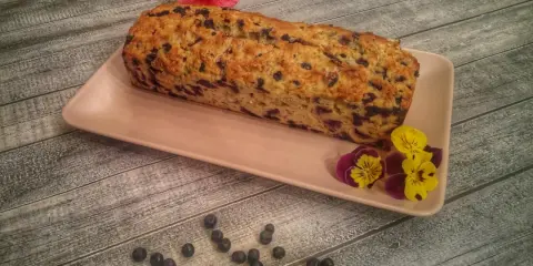 Pyszne ciasto z jagodami, idealne jako ciasto dla dzieci. Udekorowane kwiatami i świeżymi owocami.