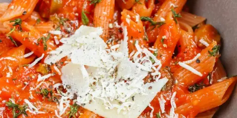 Penne w sosie pomidorowym z parmezanem i ziołami. Szybki obiad, jeden z 1000 pomysłów na obiad w 15 minut.