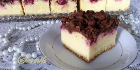Sernik z budyniem i malinami, pyszne ciasto z kruszonką, kremowym nadzieniem i owocami.