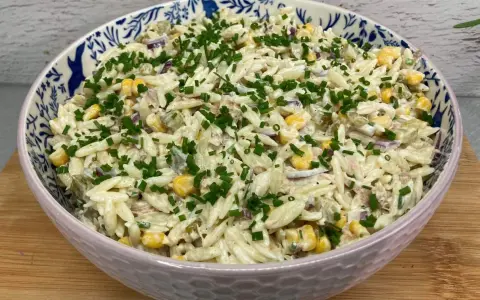 Boska sałatka z tuńczykiem i makaronem orzo, kukurydzą i szczypiorkiem. Idealna na szybki obiad.