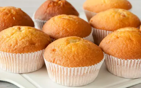 Puszyste muffinki dla dzieci, idealne na drugie śniadanie lub deser. Apetyczne babeczki w papierowych foremkach.