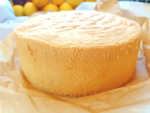 Puszysty biszkopt na dużą blachę, idealny do tortów. Przepis na lekki i puszysty wypiek.