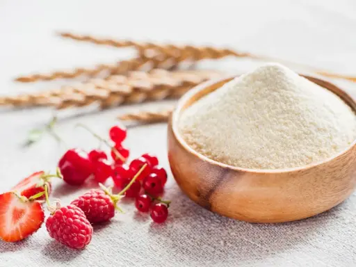 Miseczka z semoliną, obok świeże maliny, truskawki i porzeczki. Semolina co to? To mąka z pszenicy durum, idealna do deserów i makaronów.