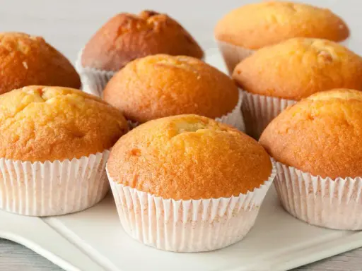 Puszyste muffinki dla dzieci, idealne na drugie śniadanie lub deser. Apetyczne babeczki w papierowych foremkach.