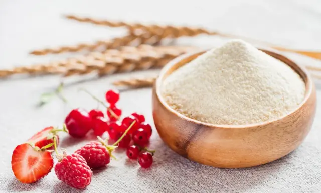 Miseczka z semoliną, obok świeże maliny, truskawki i porzeczki. Semolina co to? To mąka z pszenicy durum, idealna do deserów i makaronów.