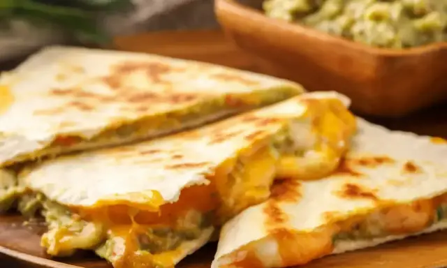 Szybka kolacja z niczego: pyszne quesadillas z roztopionym serem i guacamole. Idealne na szybki posiłek.