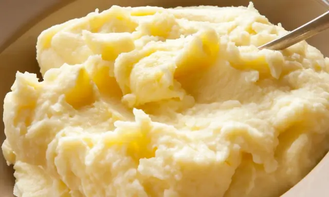 Puszyste, kremowe puree ziemniaczane, idealne do obiadu. Dowiedz się, jak zrobić puree, które zachwyci każdego!