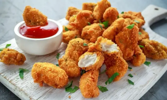 Chrupiące nuggetsy z airfryer, idealne do maczania w ketchupie. Pyszna przekąska gotowa w kilka minut!