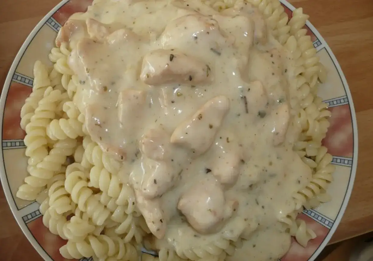 Makaron fusilli z kurczakiem w kremowym sosie śmietanowo ziołowym. Pyszne danie, które zachwyci każdego.