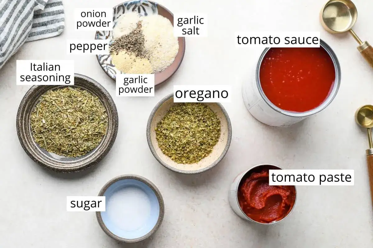 Składniki na domowy sos do pizzy: puszka pomidor&oacute;w, koncentrat pomidorowy, oregano, włoskie zioła, czosnek, cebula, pieprz, s&oacute;l i cukier.