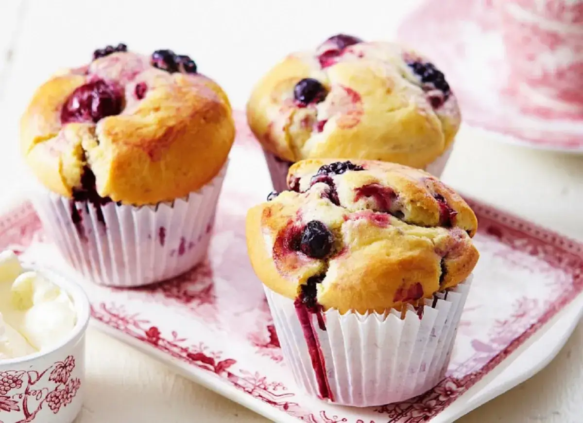Wilgotne i puszyste muffinki z jagodami, idealne na śniadanie. Ten przepis na muffinki jest prosty i szybki.