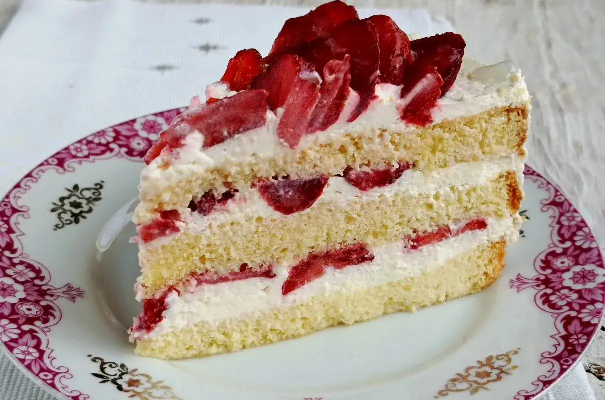 Pyszne ciasto na Dzień Mamy z kremem i truskawkami, idealne na wyjątkową okazję.