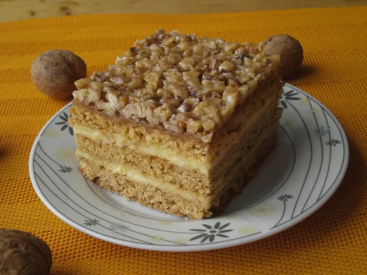 Pyszny miodownik z orzechami, jeden z 10 najlepszych ciast. Idealny na deser.