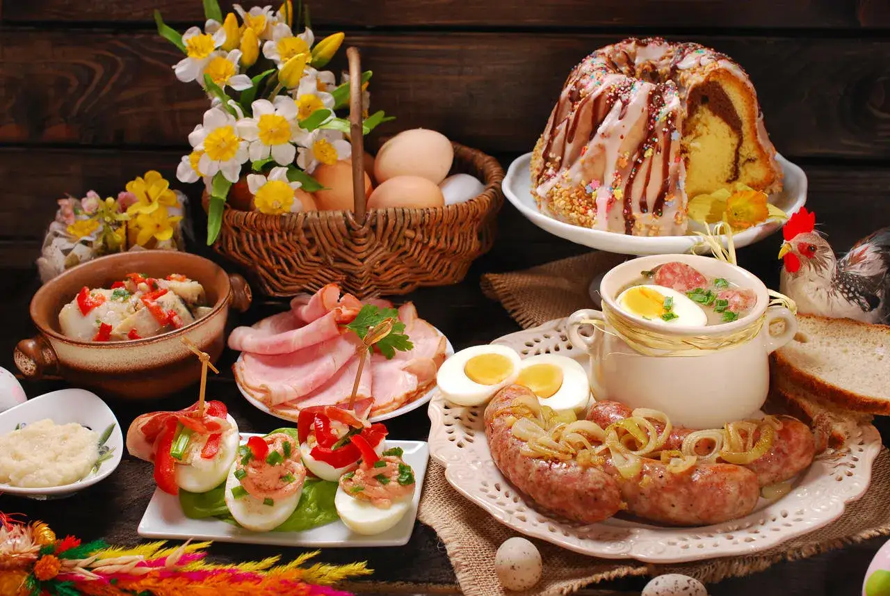 Wielkanocne potrawy: babka, biała kiełbasa, jajka faszerowane, chrzan, śledzie i wędliny. Lista przysmaków na świątecznym stole.